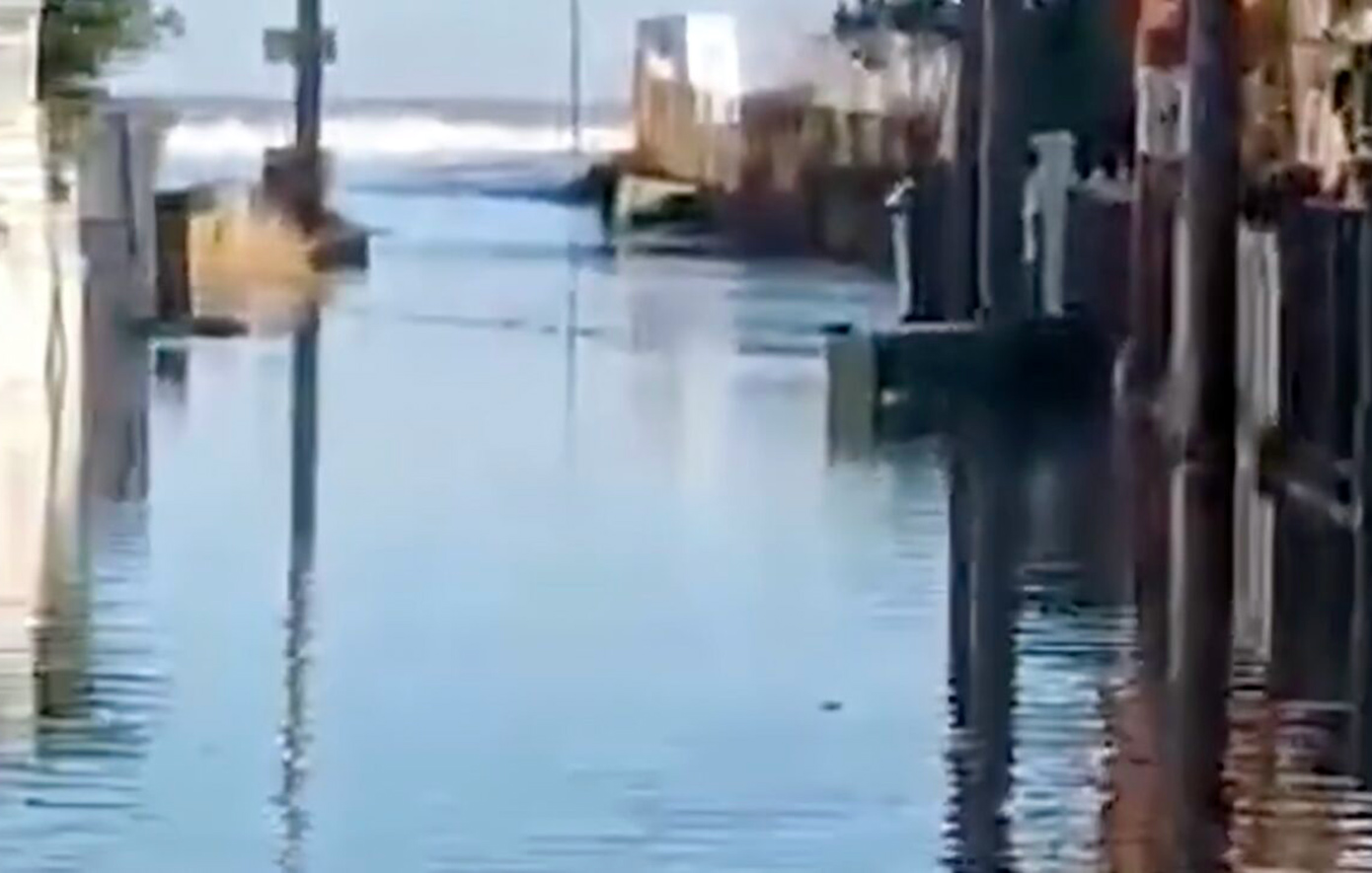 Απίστευτες εικόνες: Η θάλασσα βγήκε στη στεριά και «κατάπιε» σπίτια στη Λάρισα