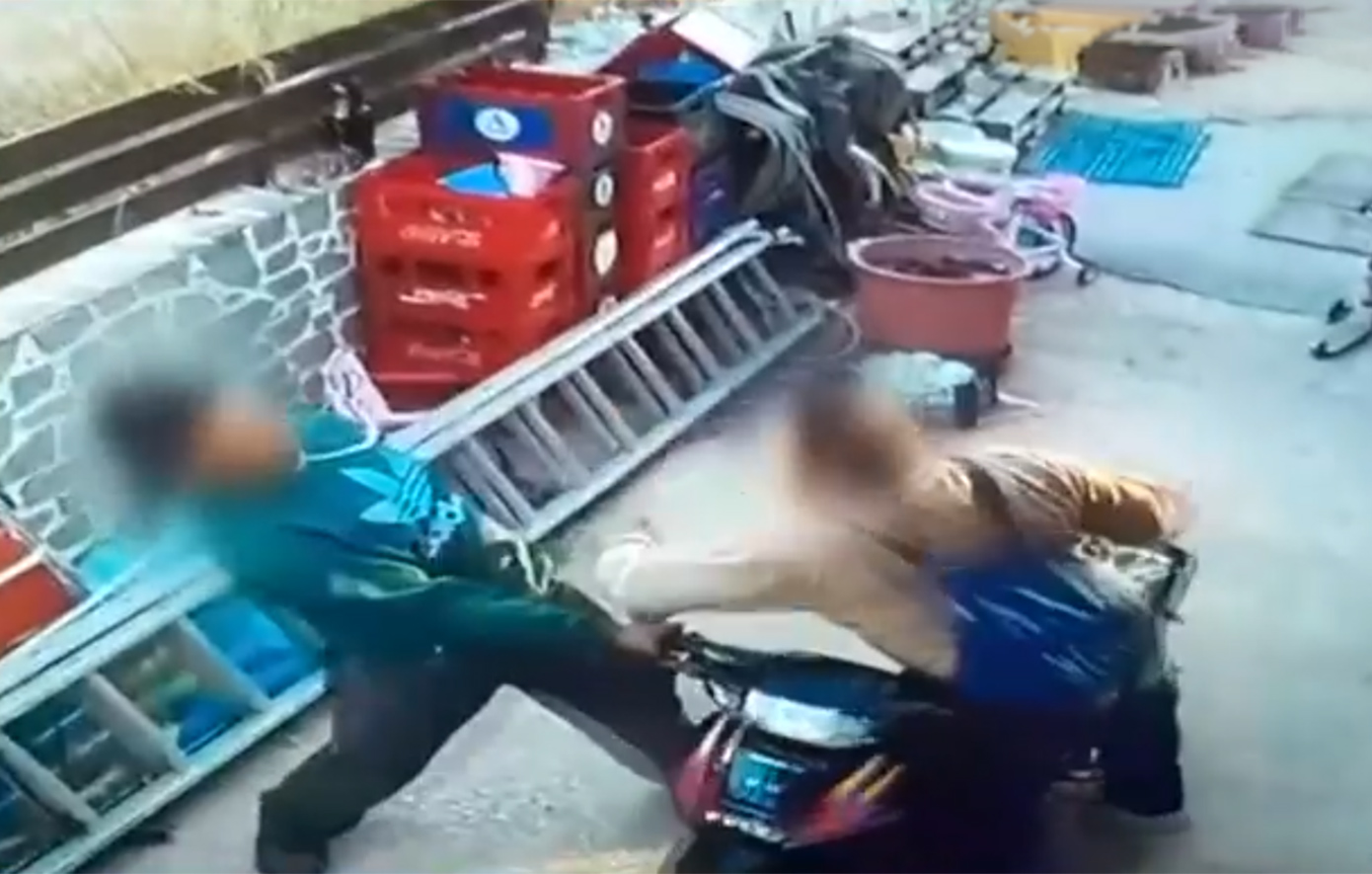 Πατροκτονία στη Λέρο: Βίντεο με τον πατέρα να χτυπά τον ανήλικο γιο του και να ρίχνει μηχανή πάνω του