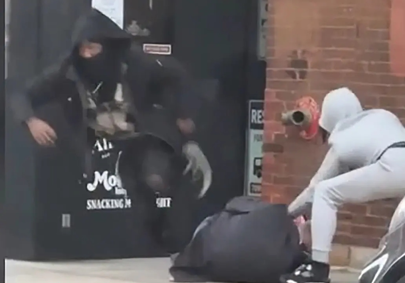 Δύο κουκουλοφόροι ληστεύουν άνδρα υπό την απειλή όπλου σε θρασύτατη ενέδρα στο Σικάγο – Δείτε βίντεο