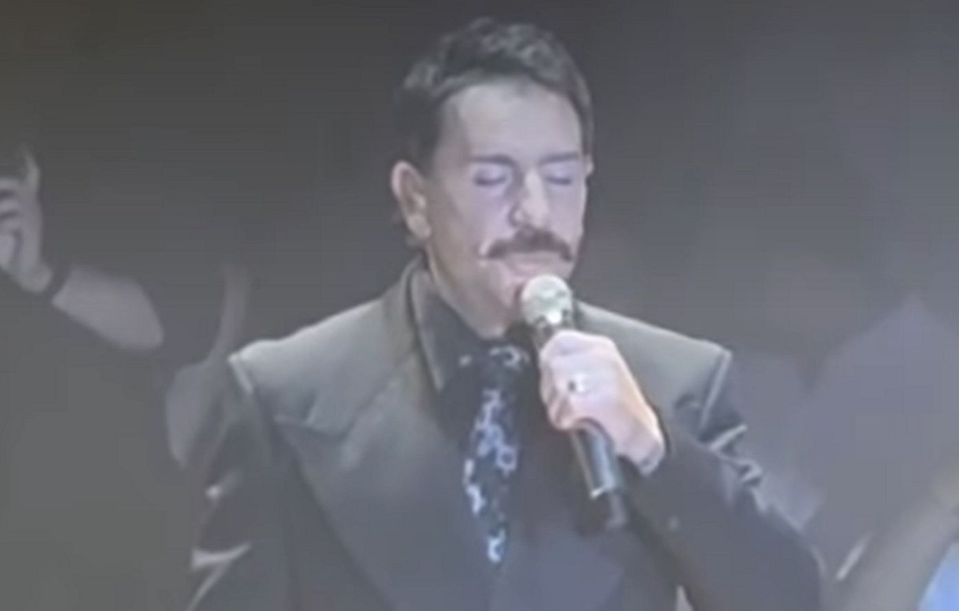 Γιώργος Μαζωνάκης: Επέστρεψε στις πίστες με μαύρο μουστάκι &#8211; Δείτε βίντεο