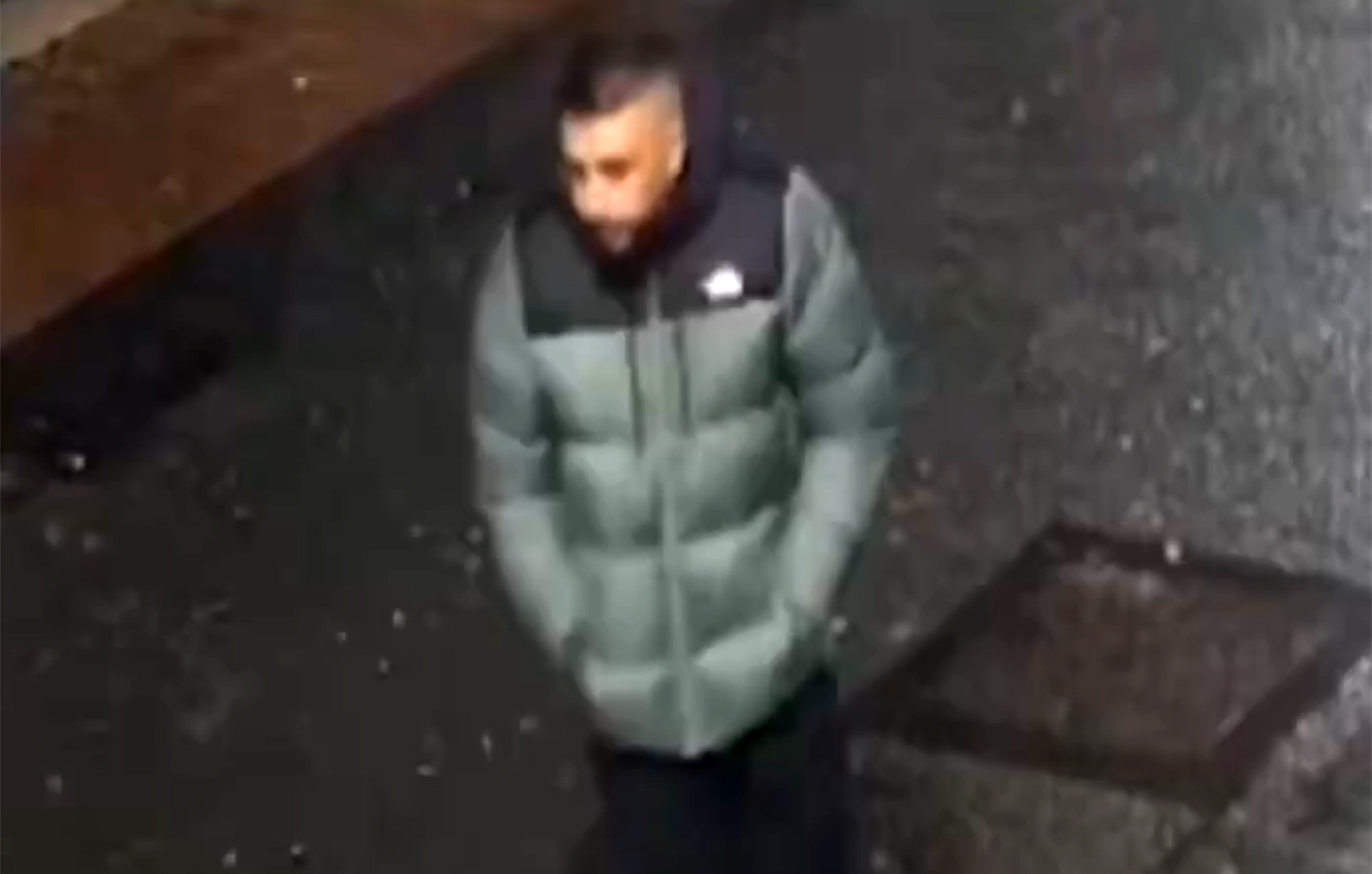 Το βίντεο που προκάλεσε σάλο στην Ιρλανδία: Αγκωνιά εν ψυχρώ σε γυναίκα στη μέση του δρόμου, σοβαρός τραυματισμός στο μάτι