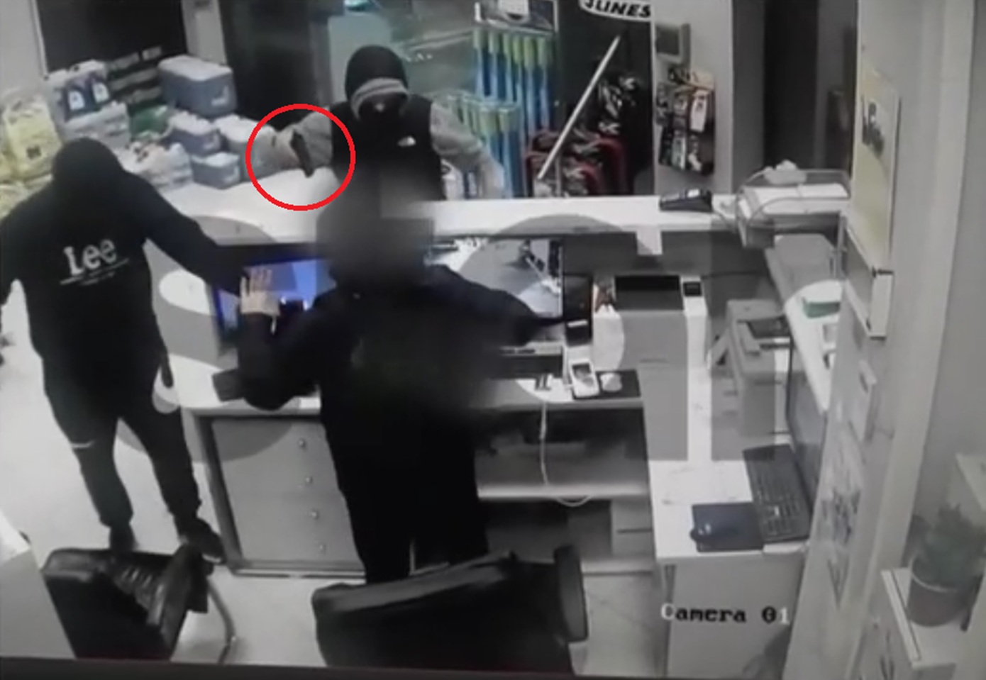 Καρέ-καρέ ένοπλη ληστεία σε πρατήριο καυσίμων στο Μενίδι – Ο δράστης πήρε 800 ευρώ και εξαφανίστηκε