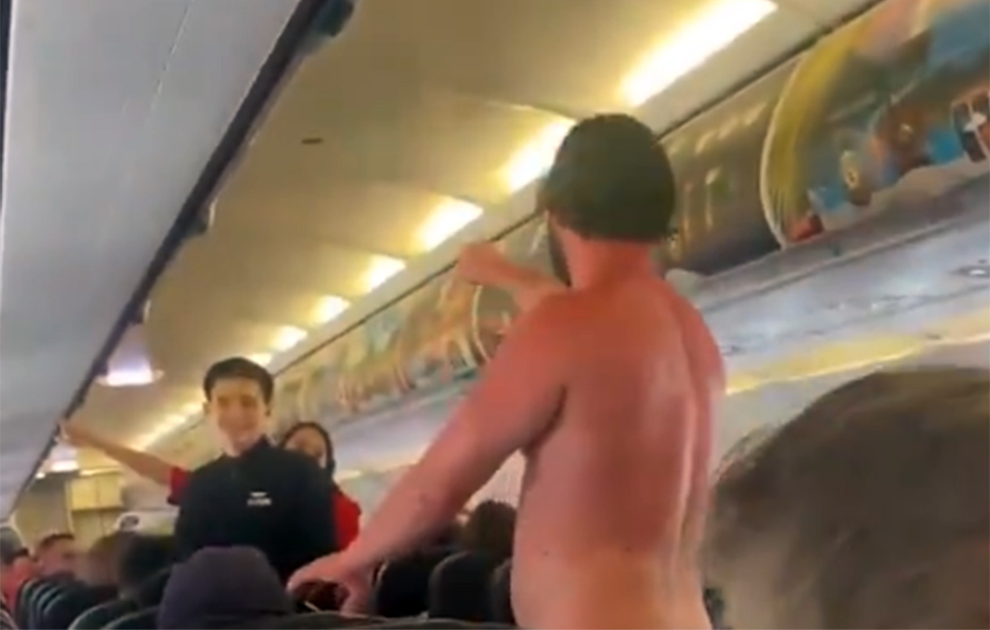 Πανικός μέσα σε πτήση: Μεθυσμένος άνδρας έκανε βόλτες ημίγυμνος μέσα σε αεροπλάνο και φώναζε να τον αφήσουν να πηδήξει