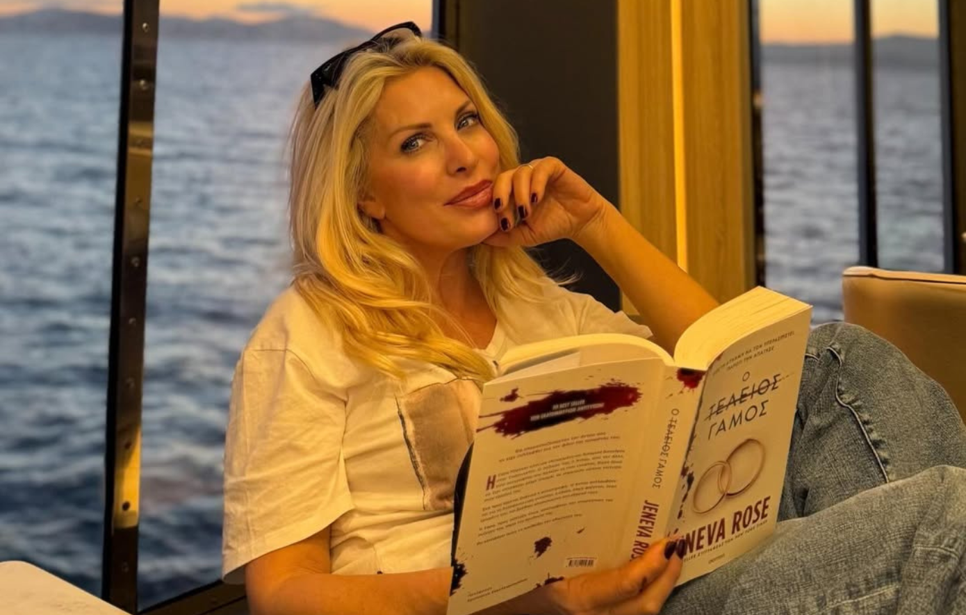 Η Ελένη Μενεγάκη απαθανατίζεται από την κόρη της στο ταξίδι της επιστροφής από Άνδρο