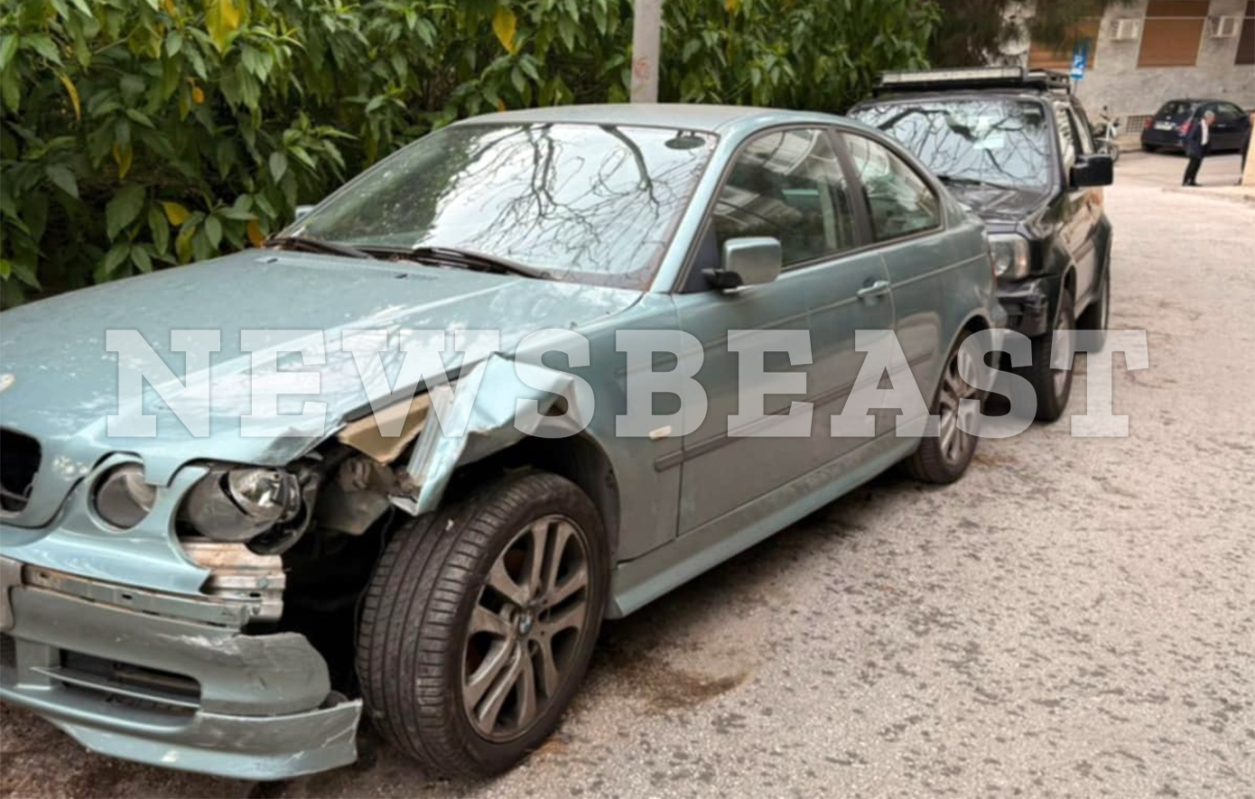 Τραγουδίστρια γνωστού συγκροτήματος η οδηγός που έπεσε πάνω σε πέντε αυτοκίνητα στο Κολωνάκι – Δείτε βίντεο και φωτογραφίες