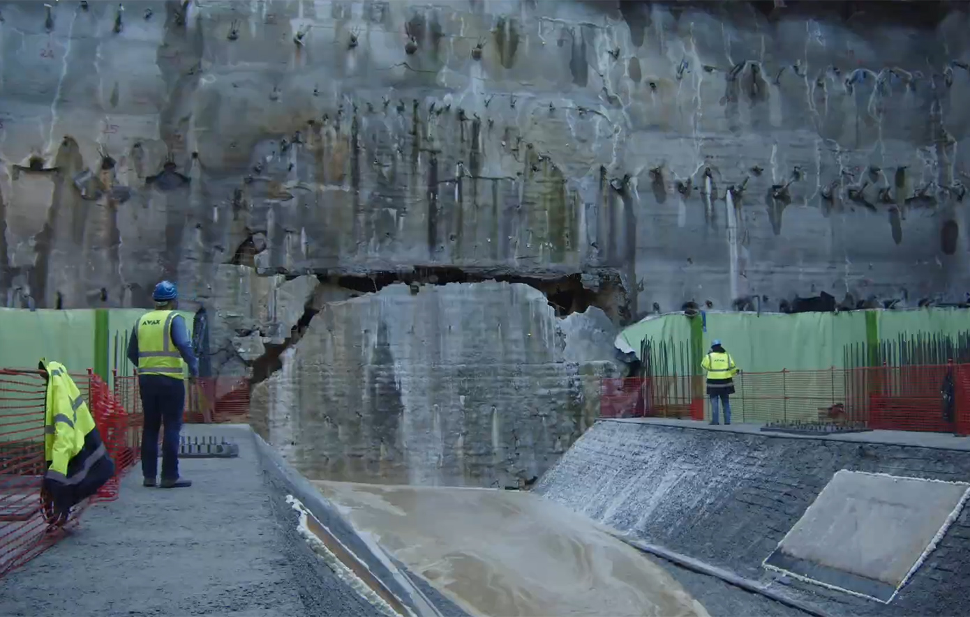 Live η άφιξη του μετροπόντικα «Αθηνά» στον Ευαγγελισμό