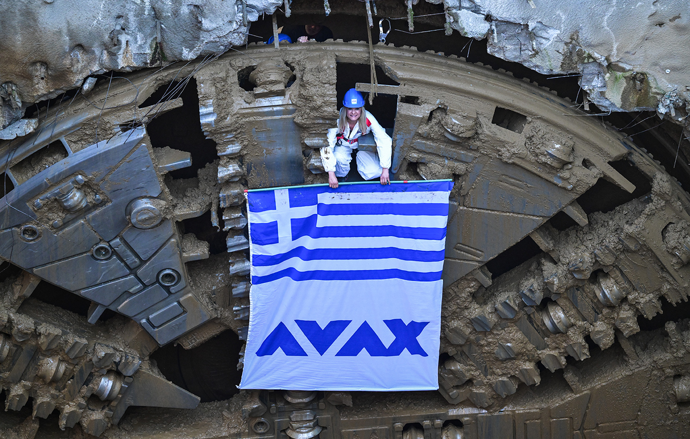 Η ελληνική σημαία πάνω στο τοιχίο που «έσπασε» ο μετροπόντικας «Αθηνά» &#8211; Δήμας: Ημέρα ορόσημο για τη Γραμμή 4