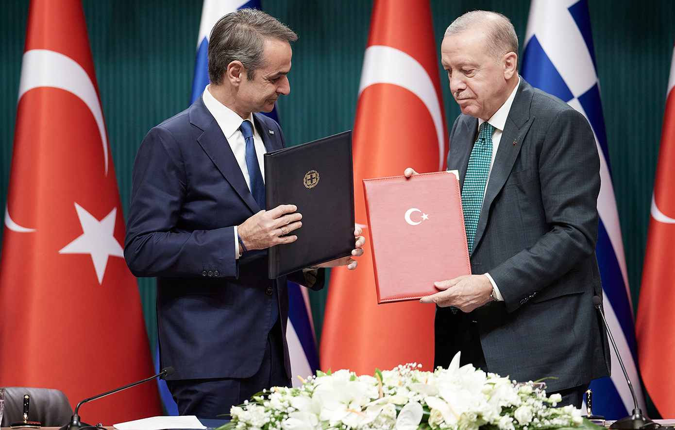 Τουρκικά ΜΜΕ είδαν «κρυφό μήνυμα προς την Τουρκία» όταν ο Μητσοτάκης έβαλε το χαρτομάντιλο στον φάκελο με τις συμφωνίες