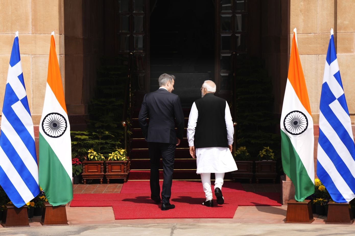 Η επίσκεψη Μητσοτάκη στην Ινδία, η Σελήνη και το Bollywood