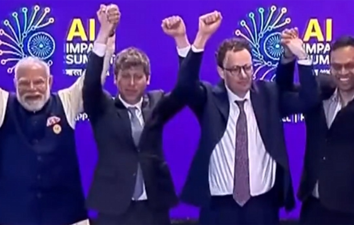 Η άβολη στιγμή που έγινε viral: Οι κορυφαίοι της τεχνητής νοημοσύνης αρνήθηκαν να δώσουν τα χέρια
