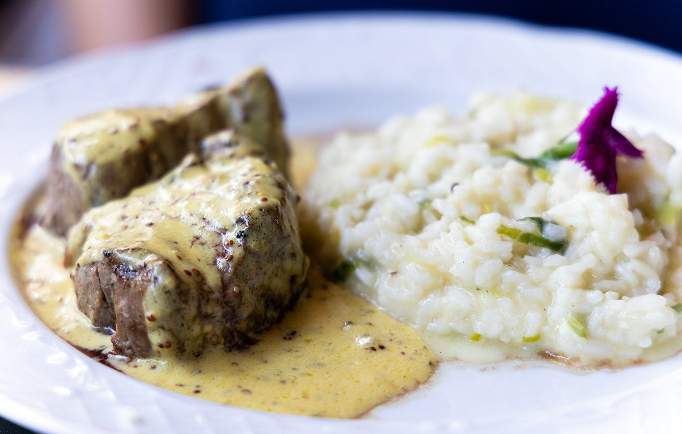 Μοσχαράκι με κρεμώδη σάλτσα μουστάρδας