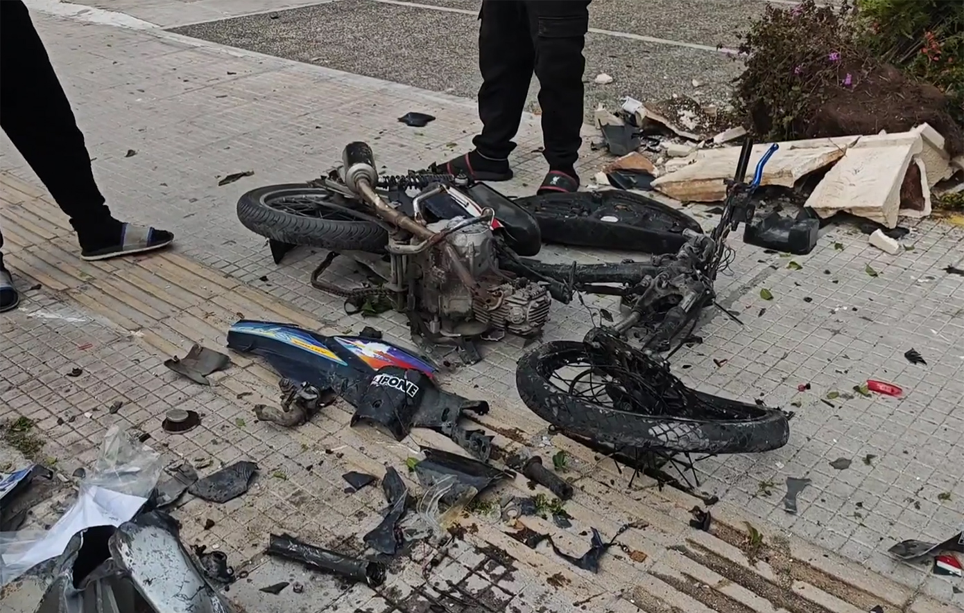 Τροχαίο στη Θηβών με τραυματίες &#8211; Φορτηγό πέρασε στο αντίθετο ρεύμα και έπεσε πάνω σε επτά οχήματα, δείτε βίντεο