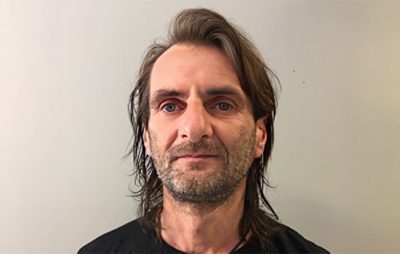 Ποιoς είναι ο «Αόρατος Μπάμπης»: Τον αναγνώρισε παιδικός του φίλος &#8211;  Η μητέρα του βρίσκεται σήμερα εν ζωή