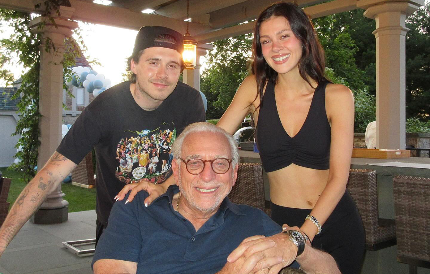 Ο δισεκατομμυριούχος μπαμπάς της Νίκολα Πελτζ σπάει τη σιωπή του για τη δημόσια κόντρα της με τους Μπέκαμ