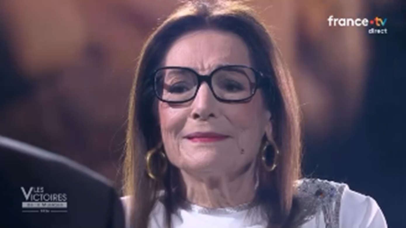 Δάκρυσε η Νανά Μούσχουρη στα γαλλικά Grammys &#8211; Ο Νίκος Αλιάγας τη βράβευσε με λόγια του Νίκου Καζαντζάκη