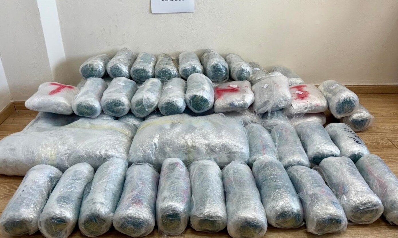 Αστυνομικό μπλόκο σε 75 κιλά χασίς &#8211; Βρέθηκαν μέσα σε αυτοκίνητο σε περιοχή των Φιλιατών Θεσπρωτίας