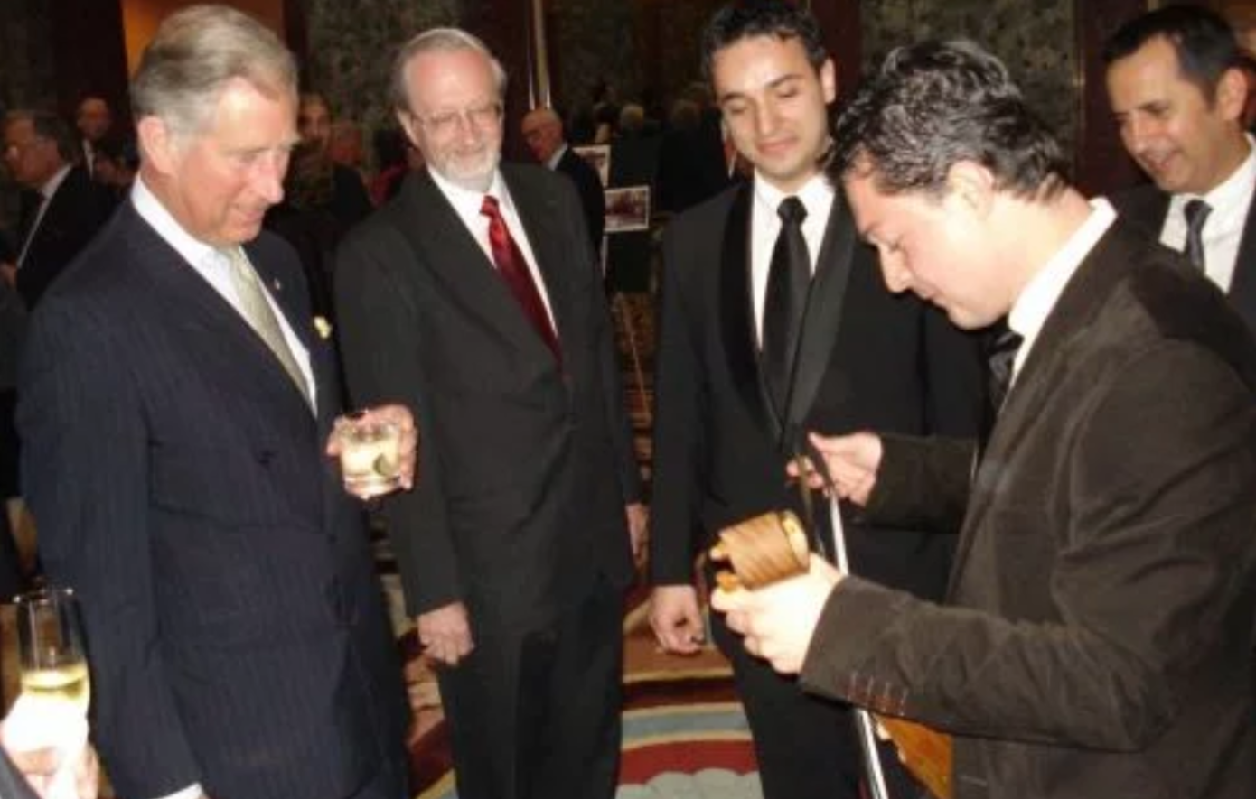 Όταν ο βασιλιάς Κάρολος ενδιαφέρθηκε για την ποντιακή λύρα σε φιλανθρωπική εκδήλωση για το Άγιο Όρος