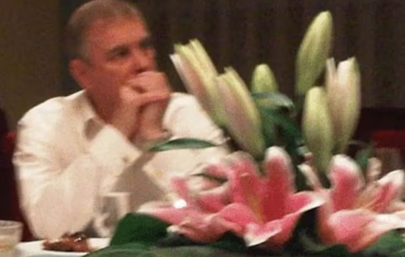 Πρίγκιπας Άντριου: Το δείπνο με το μοντέλο στην Κίνα και τα «ροζ» μηνύματα στα αρχεία του Τζέφρι Έπσταϊν