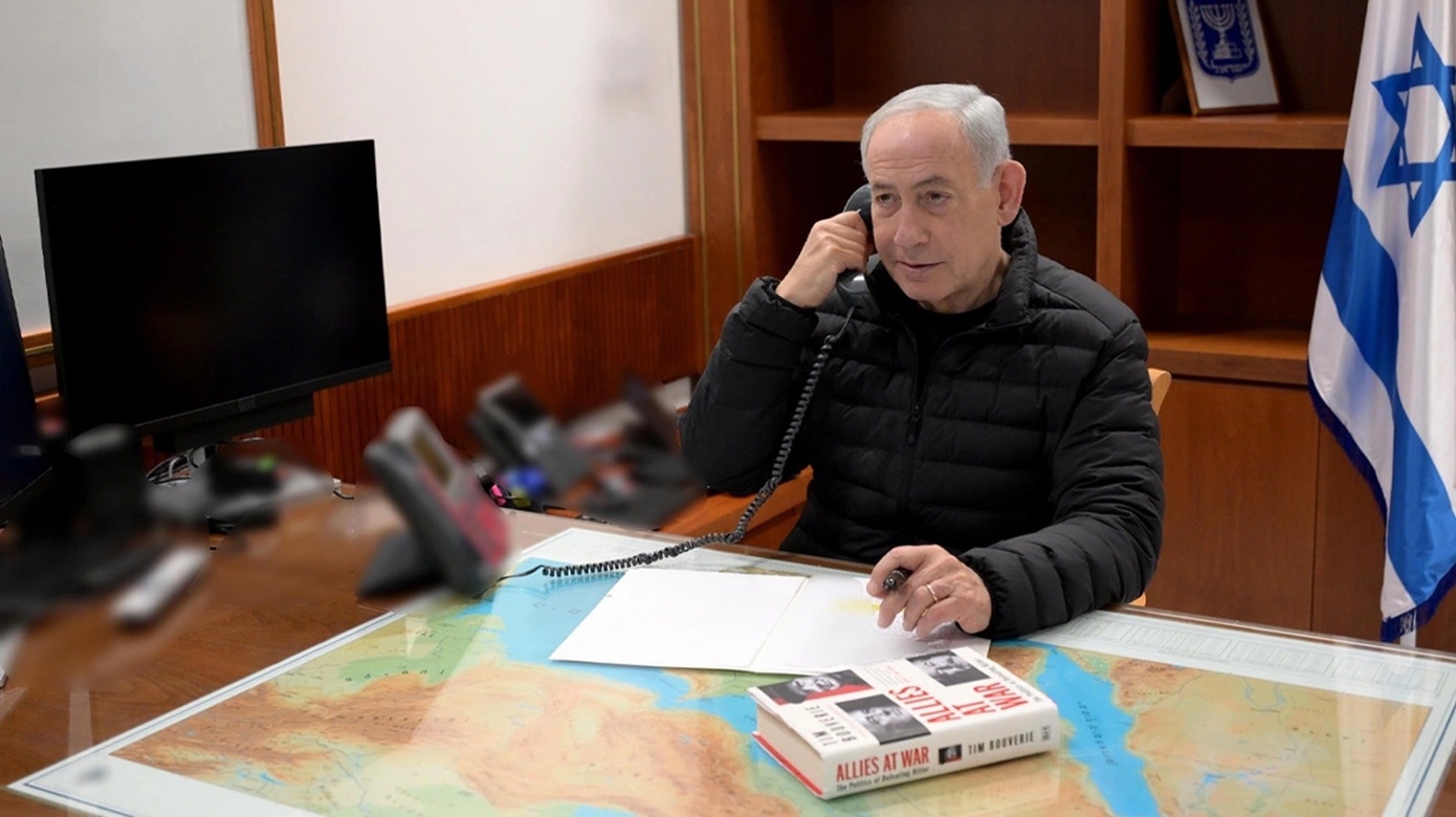 Τηλεφωνική επικοινωνία Νετανιάχου &#8211; Τραμπ με φόντο χάρτη της Μέσης Ανατολής και το βιβλίο «Σύμμαχοι σε πόλεμο»