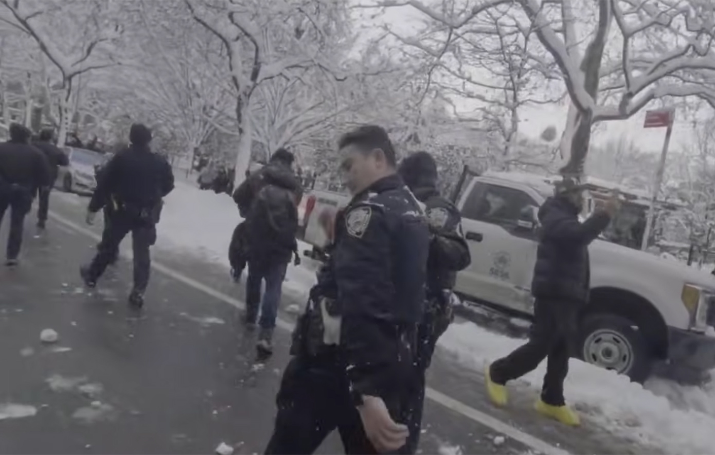 Νέα Υόρκη: «Δεν ήταν παιχνίδι, ήταν επίθεση» -Στο νοσοκομείο αστυνομικοί μετά από χιονοπόλεμο στο Μανχάταν &#8211; Βίντεο