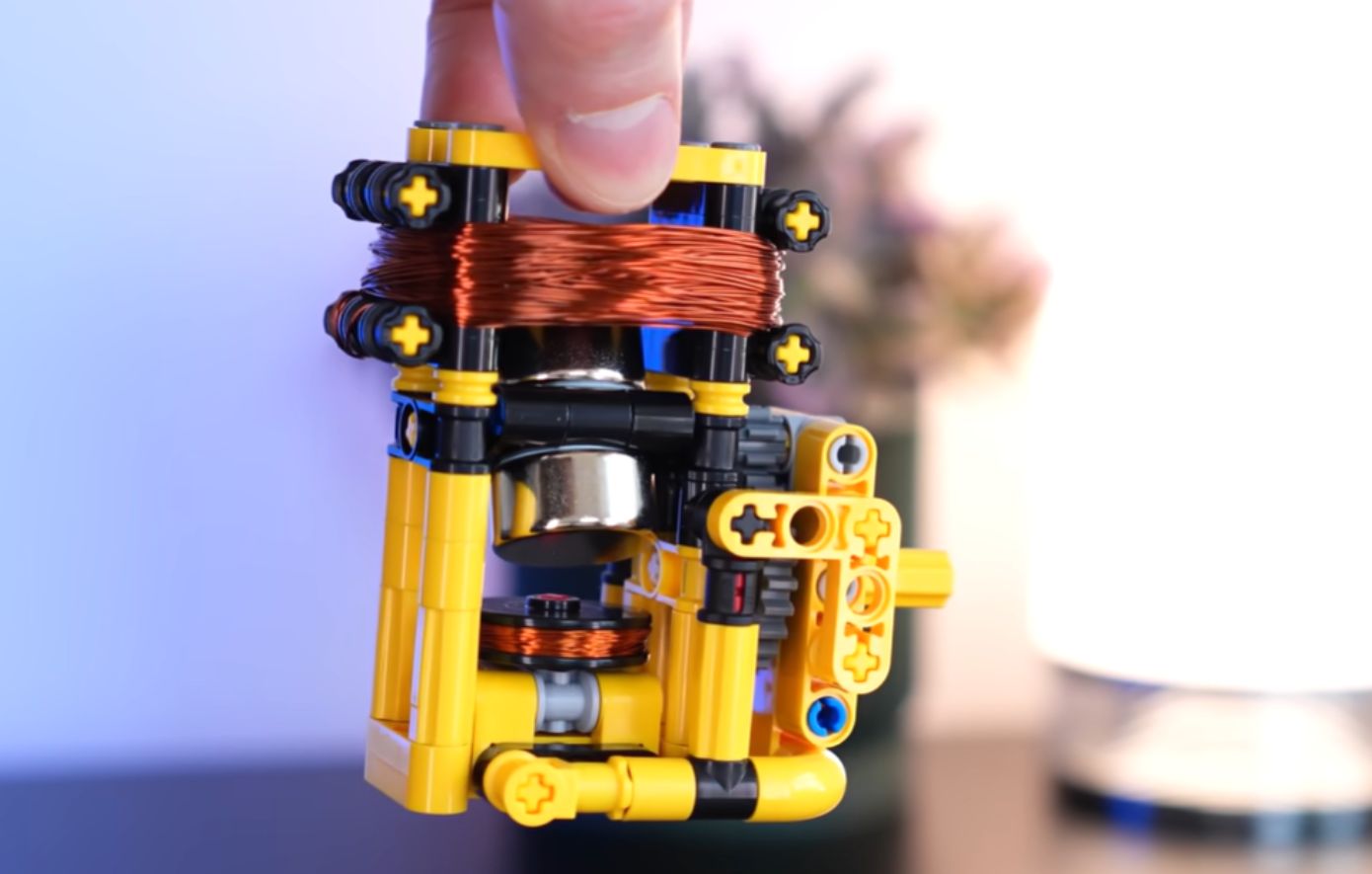 LEGO: YouTuber κατασκευάζει ηλεκτρικό κινητήρα από τα διάσημα τουβλάκια και απλούς μαγνήτες