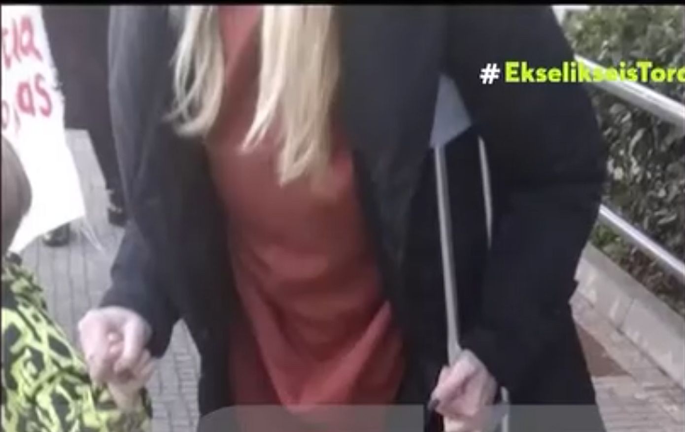 Ζωγράφου: Νηπιαγωγός πήγε στο σχολείο με γύψο και πατερίτσα για να μην χάσει τη θέση της