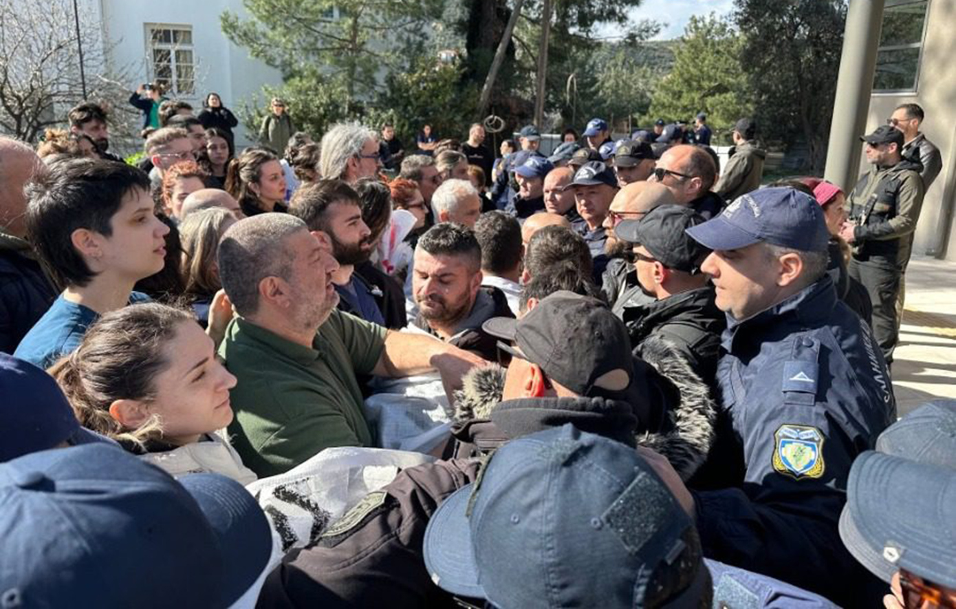 Ένταση και στο νοσοκομείο Μυτιλήνης κατά την άφιξη του Άδωνι Γεωργιάδη &#8211; Ο διάλογος του υπουργού με εργαζομένους