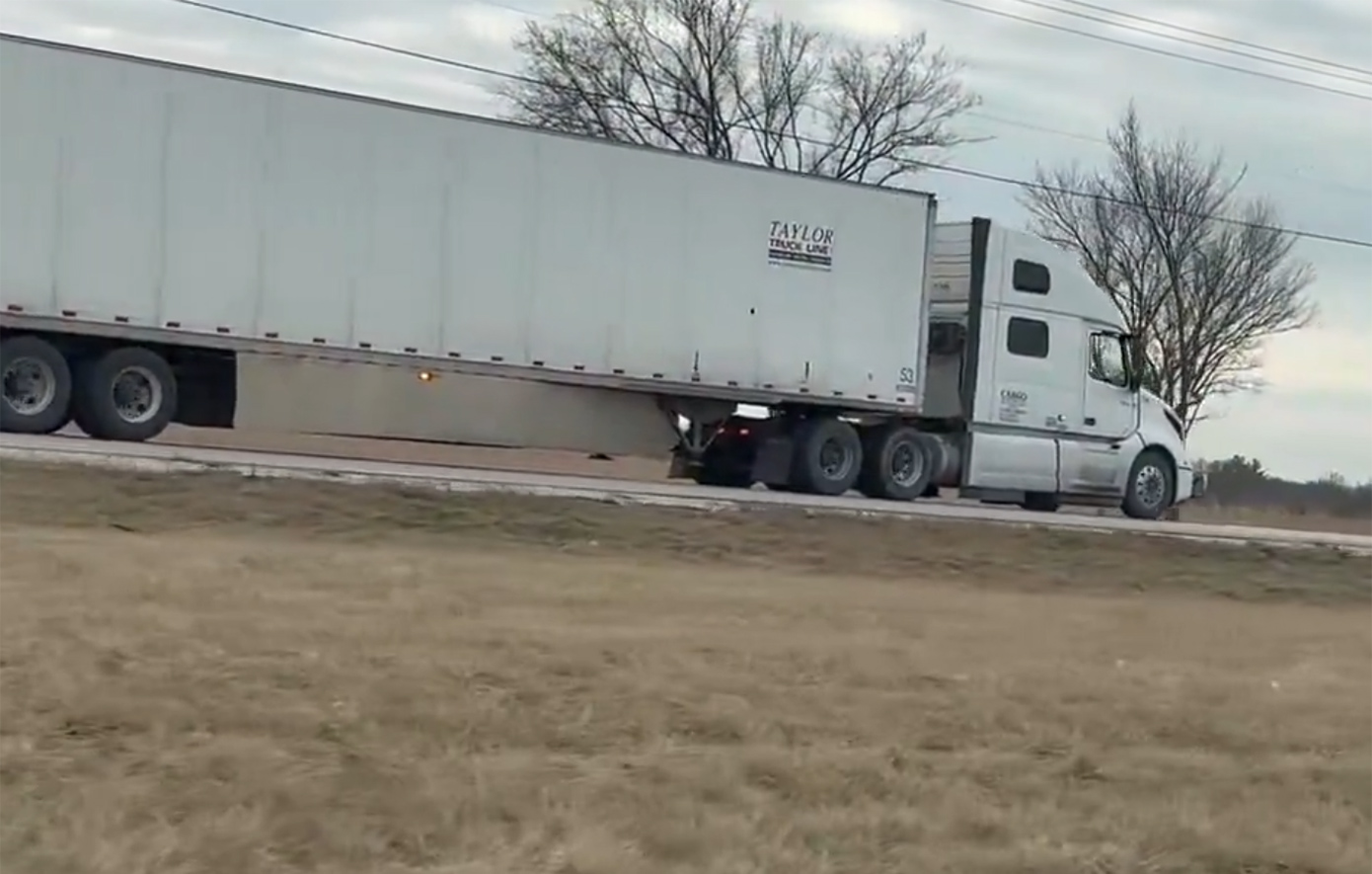 Βίντεο δείχνει φορτηγατζή να οδηγεί ανάποδα σε αυτοκινητόδρομο &#8211; Δεν μπορούσε να διαβάσει τις πινακίδες