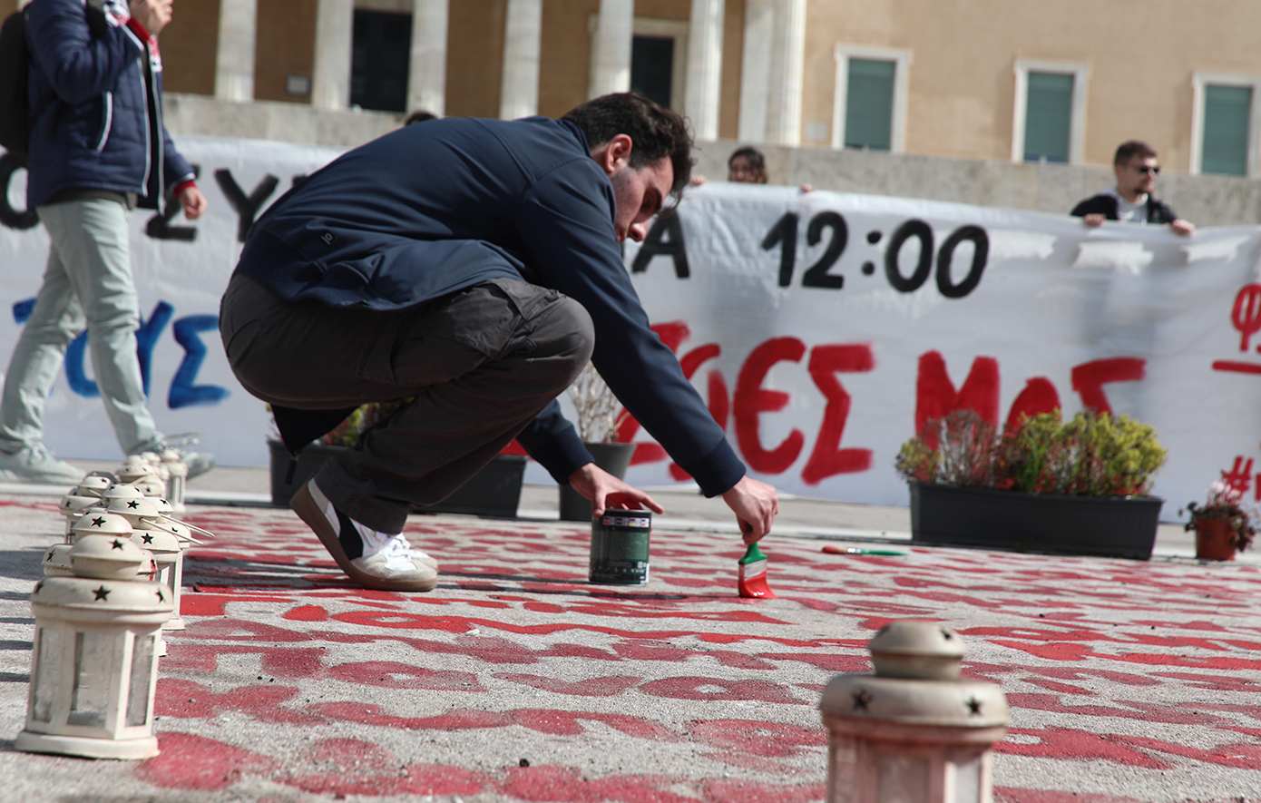 Έγραψαν ξανά τα ονόματα των νεκρών μπροστά στη Βουλή &#8211; Καπνογόνα και συνθήματα για τα Τέμπη στο Σύνταγμα