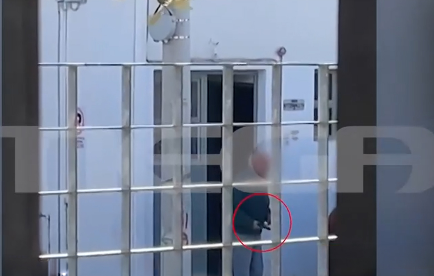 Βίντεο με τον 85χρονο να τραβάει πιστόλι σε μαθητές στο σχολείο στου Ρέντη &#8211; Τα παιδιά έτρεχαν πανικόβλητα