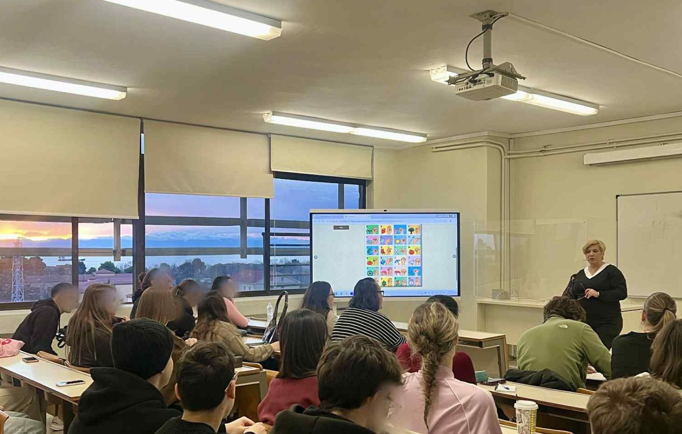 Δωρεάν μαθήματα νοηματικής γλώσσας στο ΠΑΜΑΚ &#8211; Φοιτητές και διδάσκοντες κάνουν πράξη τη συμπερίληψη