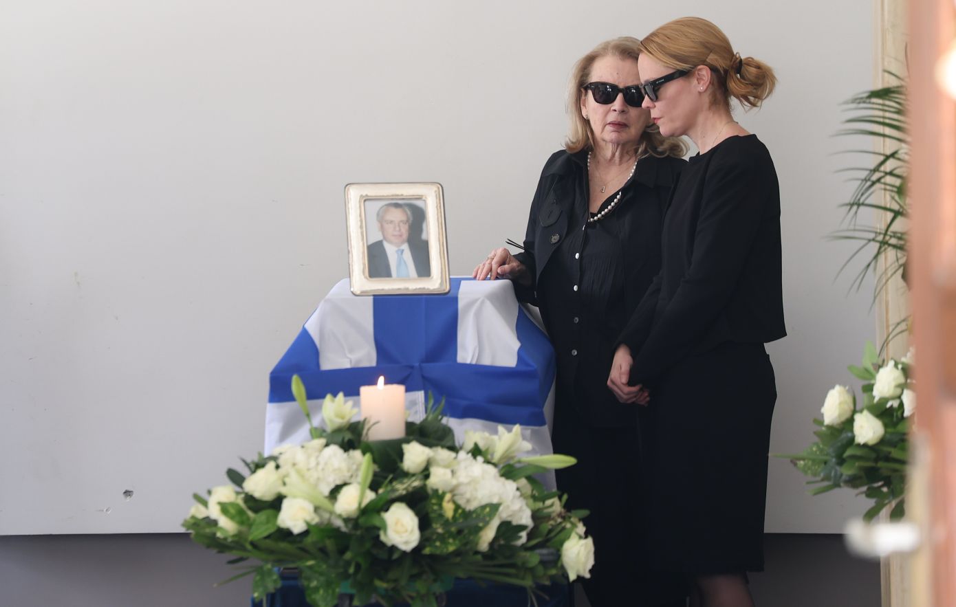 «Στον καλύτερο μπαμπά και παππού του κόσμου» &#8211; Θλίψη στην κηδεία του Αναστάση Παπαληγούρα, συντετριμμένη η κόρη του.