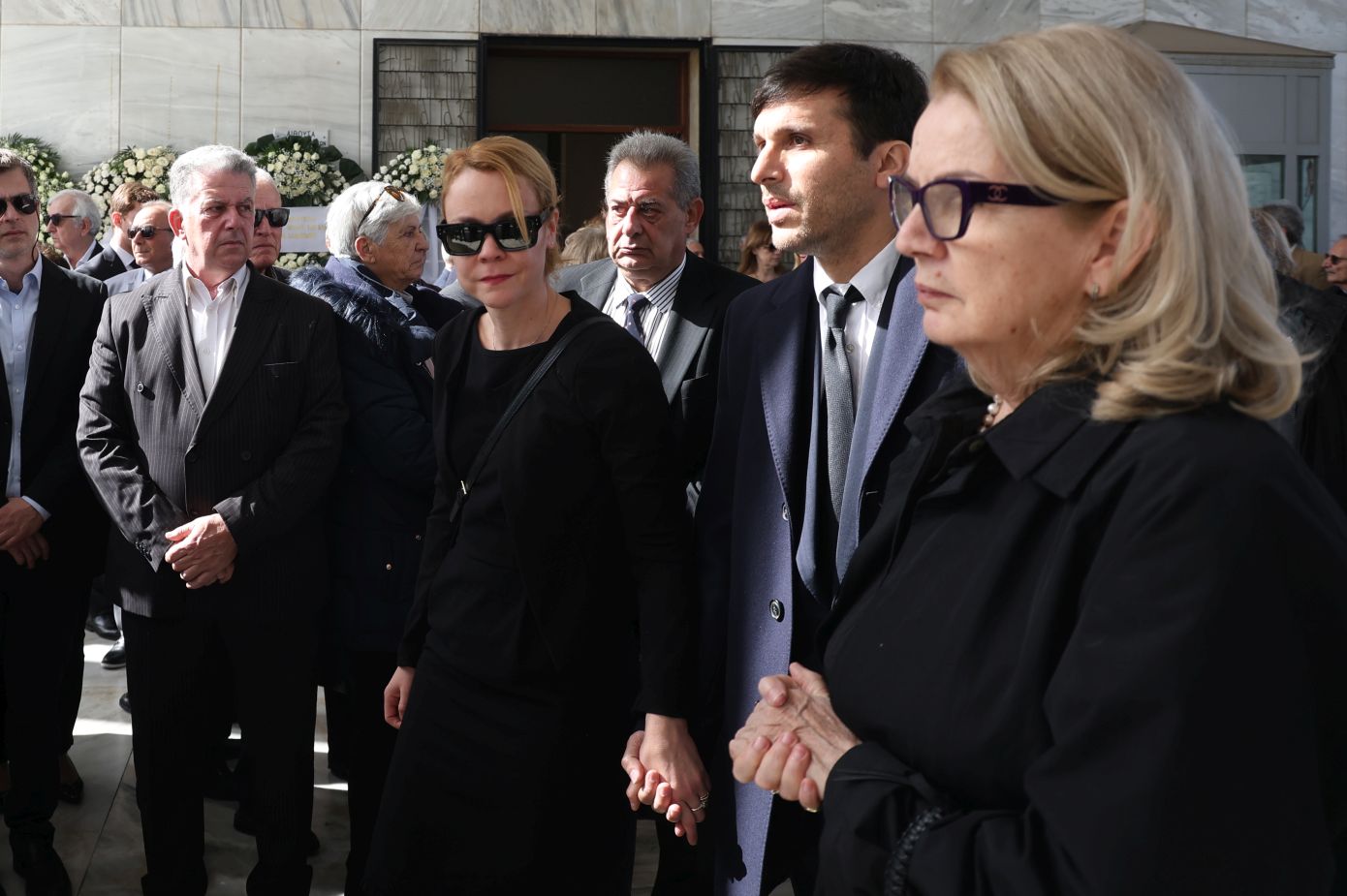 Ο συγκινητικός επικήδειος της Λένας Παπαληγούρα στην κηδεία του πατέρα της: «Έφυγε κρατώντας το χέρι της συντρόφου του»