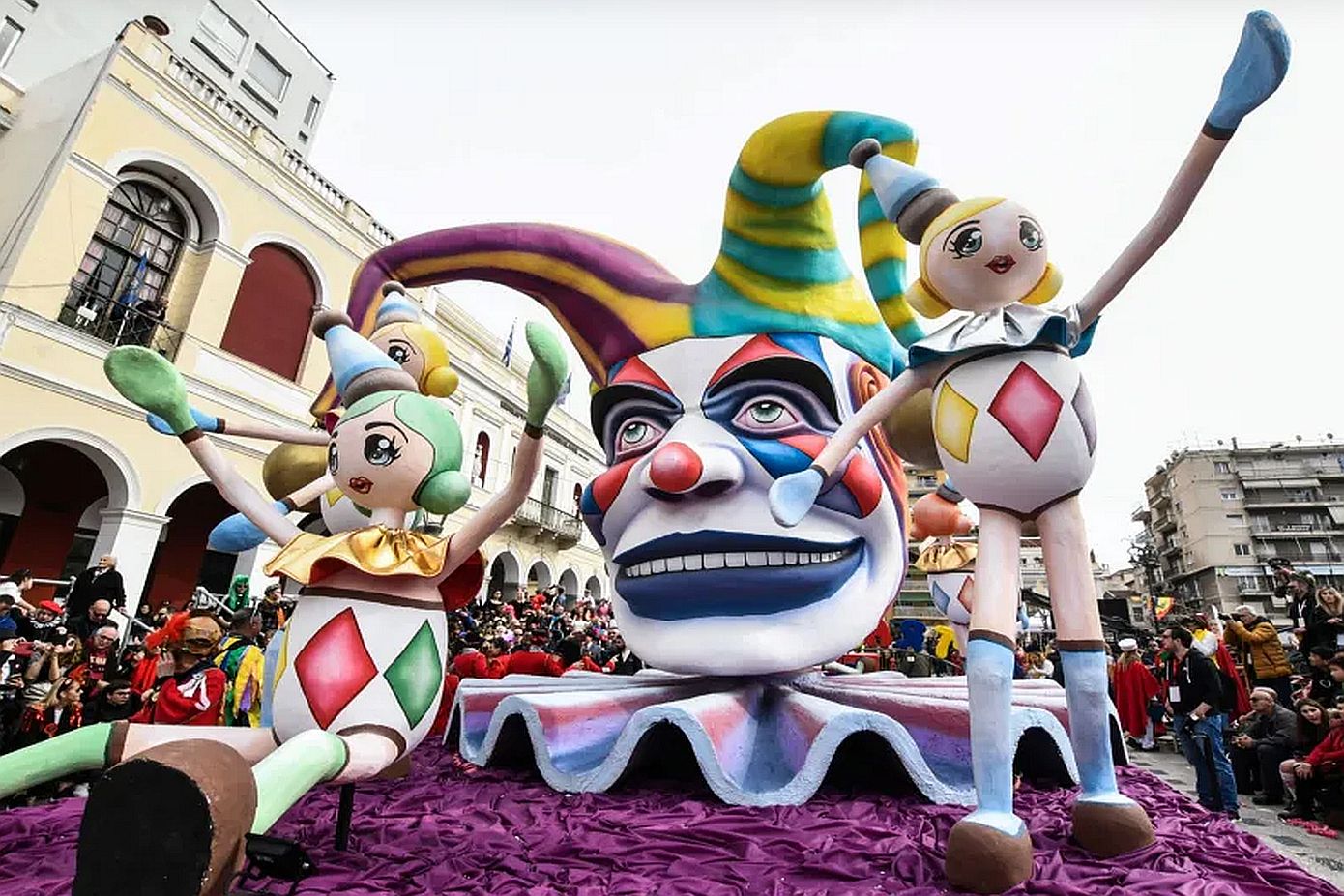 Κορυφώθηκαν οι εορτασμοί στην Πάτρα &#8211; Πάνω από 50.000 άτομα στη μεγάλη παρέλαση του καρναβαλιού