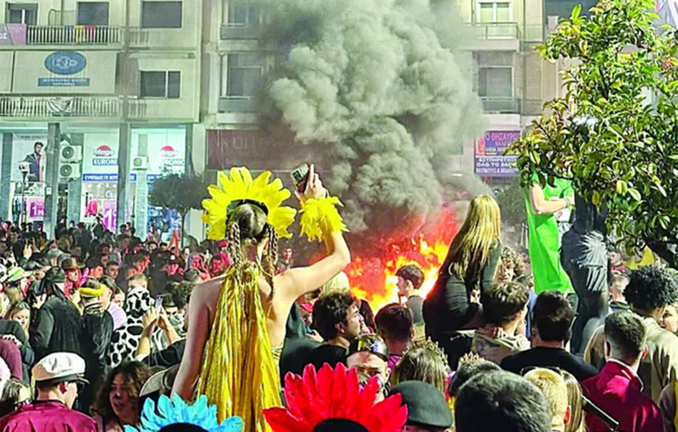 Στη Δικαιοσύνη οι βανδαλισμοί στο καρναβάλι της Πάτρας &#8211; Φωτιές, ξεριζωμένα δέντρα και χοροί πάνω σε ΙΧ