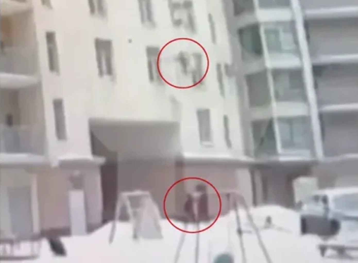 Σοκαριστικό βίντεο: Άνδρας έσωσε αγόρι που έπεφτε από τον 7ο όροφο πολυκατοικίας στην Αγία Πετρούπολη