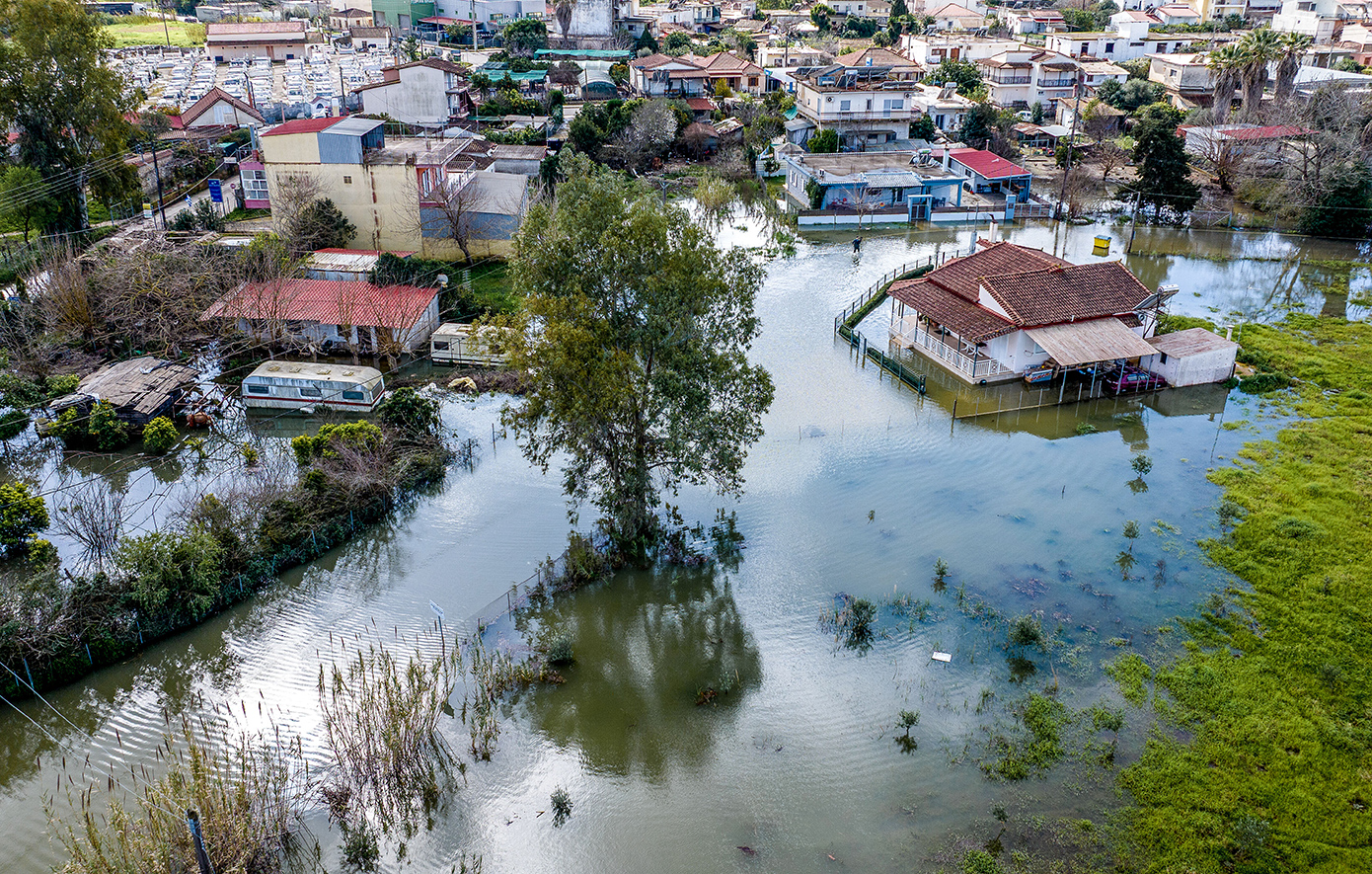 Εικόνες καταστροφής από την κακοκαιρία: Κατολισθήσεις, καθιζήσεις, αποκλεισμένα χωριά και γονείς να μεταφέρουν παιδιά στην πλάτη