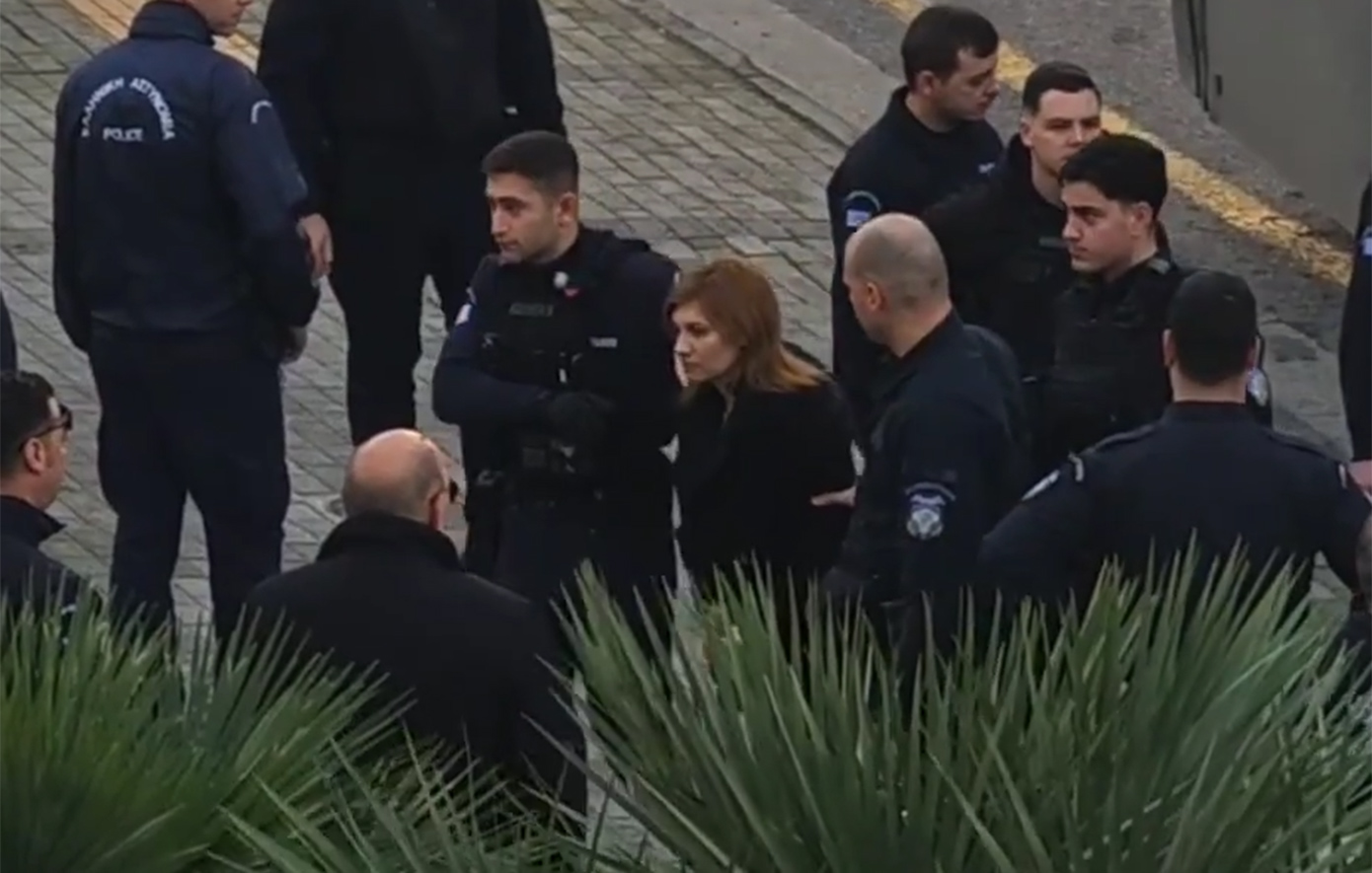 Υποβασταζόμενη και κρατώντας μπαστούνι η Ρούλα Πισπιρίγκου στο Εφετείο