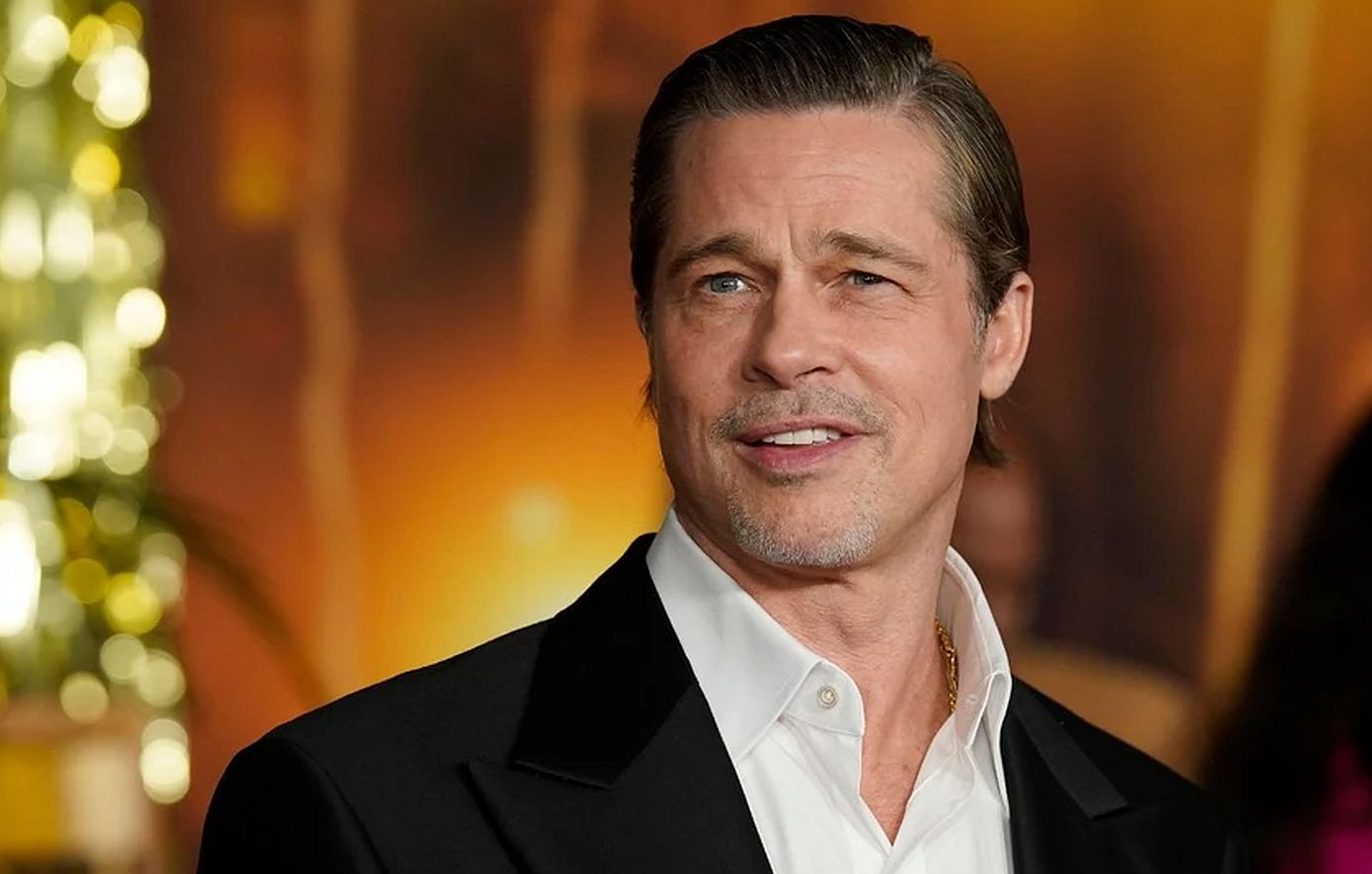 Ο Μπραντ Πιτ γυρίζει ταινιά στην Ύδρα και στα διαλείμματα από τις λήψεις τρώει τα φημισμένα αμυγδαλωτά του νησιού