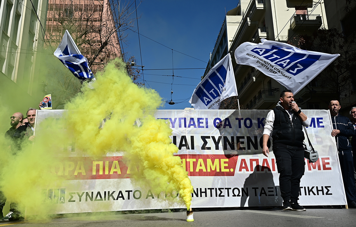 Με καπνογόνα η πορεία των οδηγών ταξί προς το Μέγαρο Μαξίμου &#8211; «Να είμαστε ανυποχώρητοι απέναντι στην κυβέρνηση» 