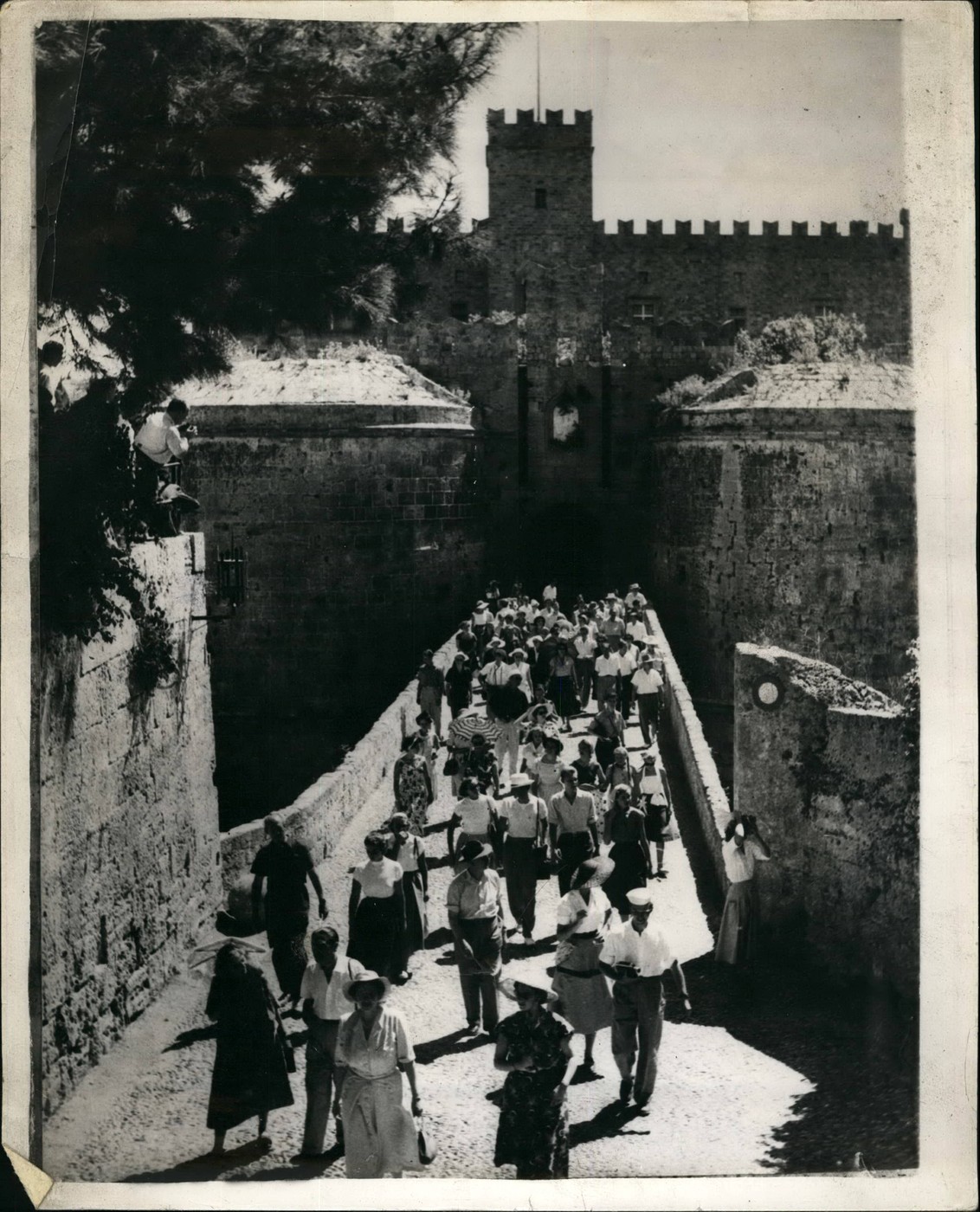 Ο βασιλιάς Παύλος, η Φρειδερίκη και οι υψηλοί προσκεκλημένοι του κατά την επίσκεψή τους στο Κάστρο των Ιπποτών στη Ρόδο. 