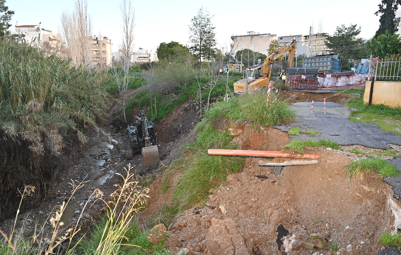 Αυτοψία του Νίκου Χαρδαλιά στο ρέμα της Πικροδάφνης – Παρεμβάσεις για τη θωράκιση της ασφάλειας των πολιτών