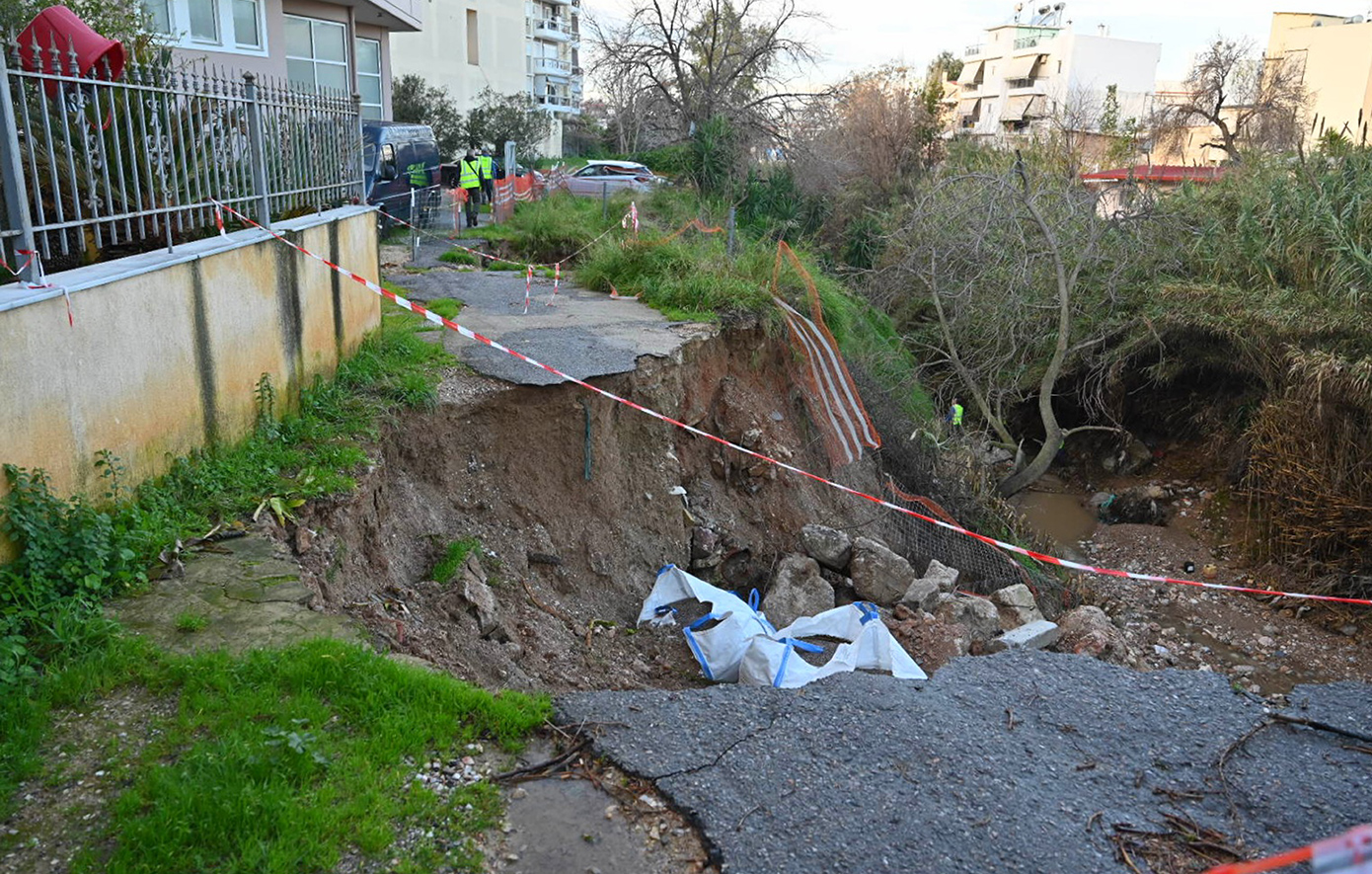 Αυτοψία του Νίκου Χαρδαλιά στο ρέμα της Πικροδάφνης – Παρεμβάσεις για τη θωράκιση της ασφάλειας των πολιτών
