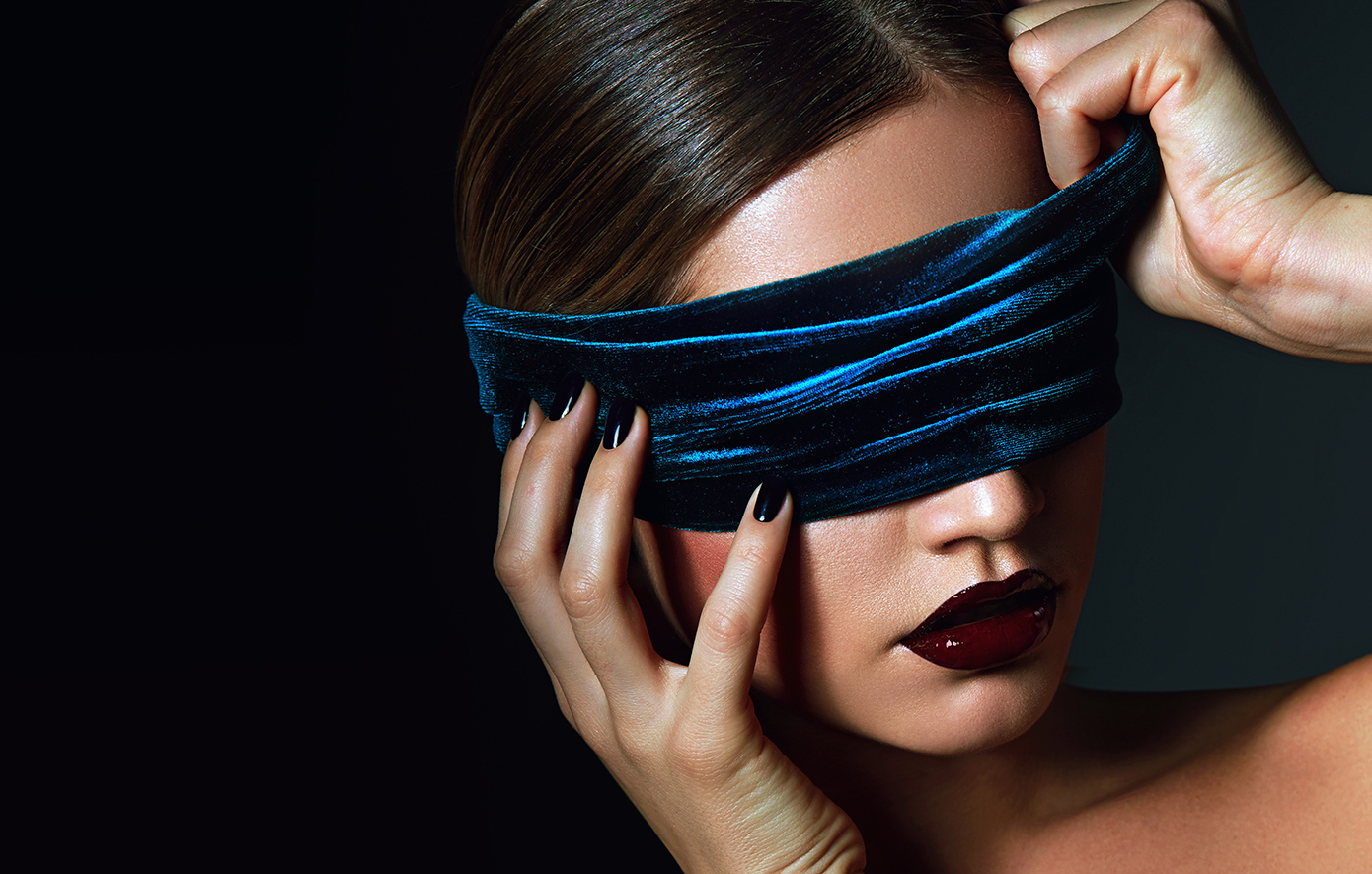 Έβγαλε το μαντίλι και πάγωσε: Ο «άνδρας» με τον οποίο είχε σχέση επί δύο χρόνια ήταν η καλύτερή της φίλη