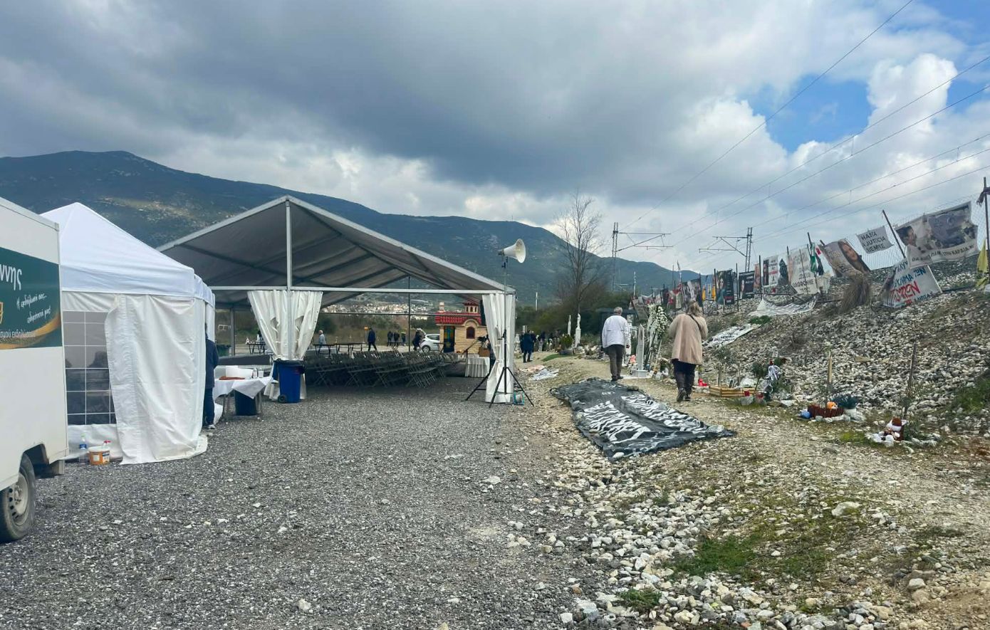 Συγγενείς των θυμάτων του δυστυχήματος των Τεμπών συγκεντρώνονται στο σημείο της τραγωδίας