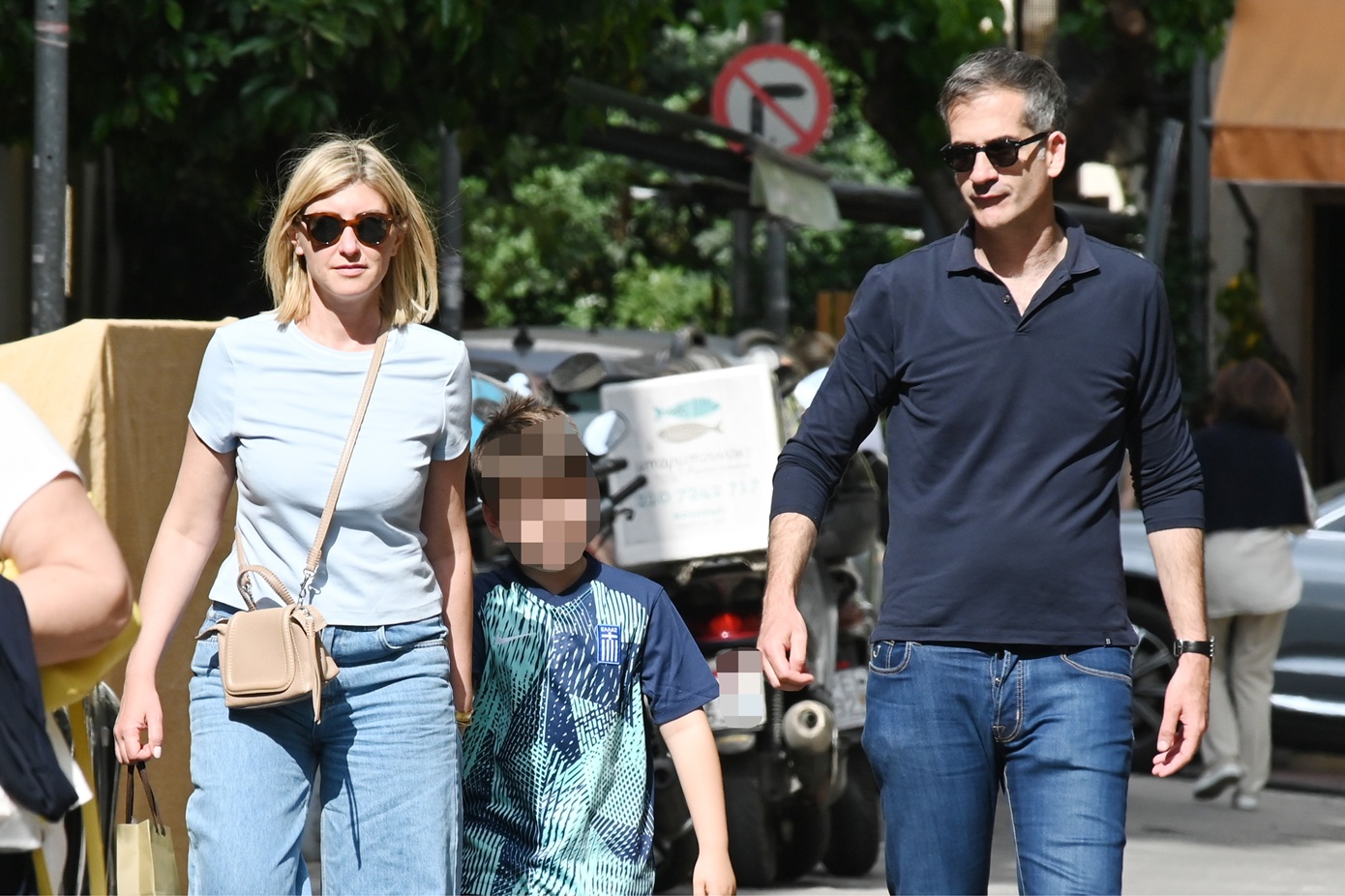 Σία Κοσιώνη και Κώστας Μπακογιάννης πέταξαν χαρταετό μαζί με τον 9χρονο γιο τους &#8211; Δείτε βίντεο