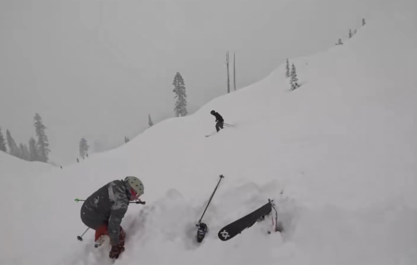 Θάφτηκε ζωντανός κάτω από πυκνό χιόνι και τον ξέθαψαν με τα χέρια τους δύο σκιέρ – Δείτε το συγκλονιστικό βίντεο