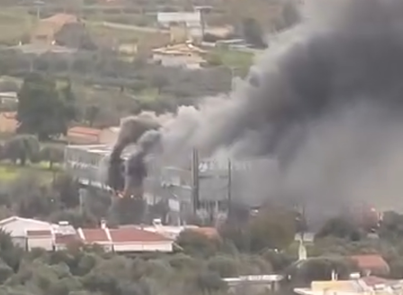 Φωτια σε αποθήκη γνωστής εταιρείας αθλητικών ειδών στα Σπάτα &#8211; Δείτε βίντεο