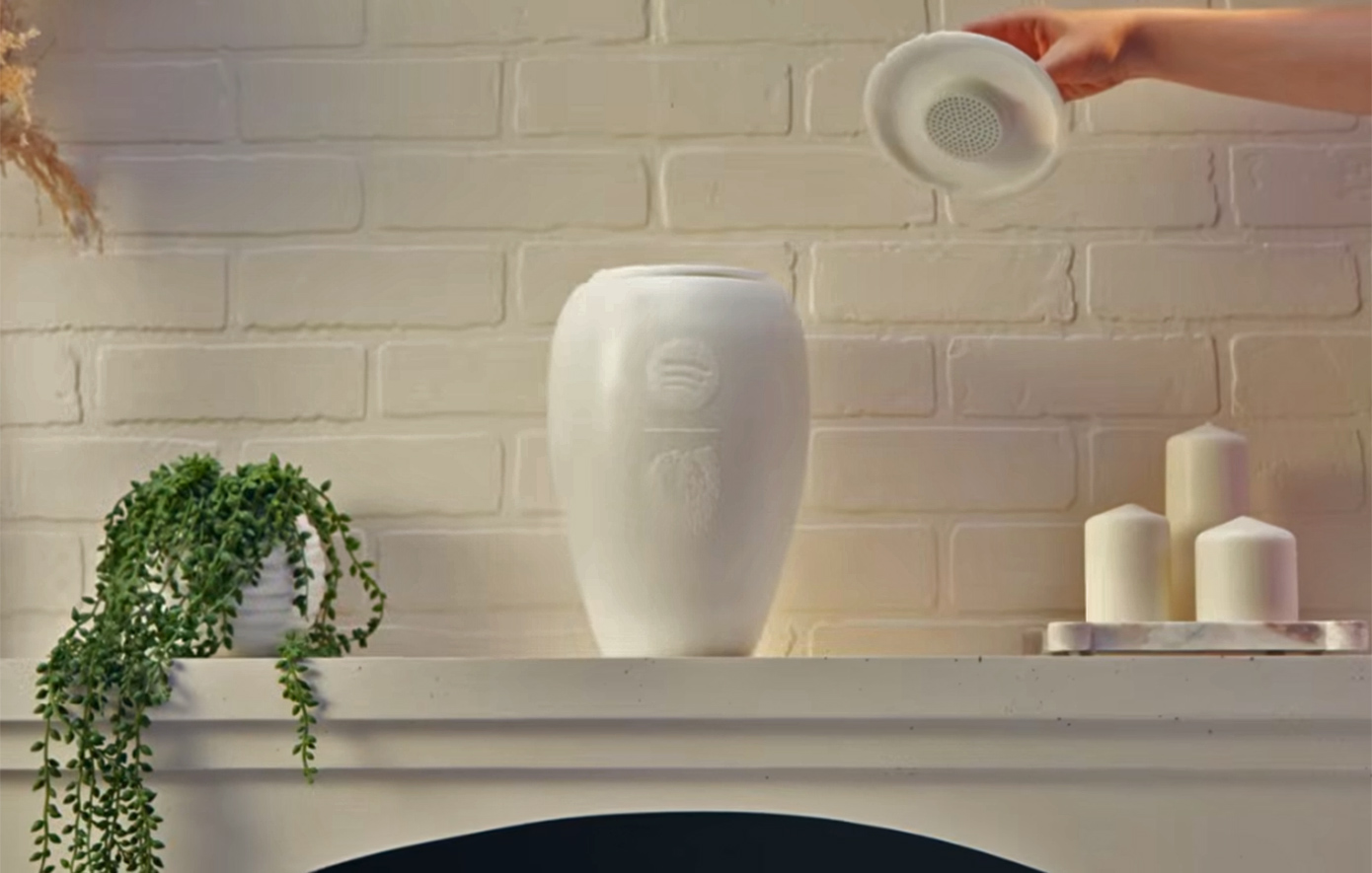 Η νέα τεφροδόχος του Spotify σας επιτρέπει να αποδημήσετε «εις τόπον χλοερόν» μετά μουσικής