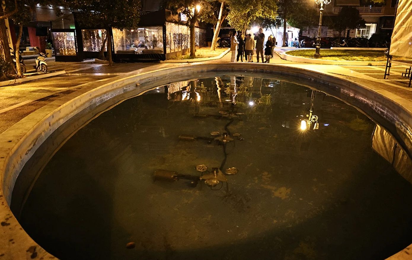 «Ο πατέρας μιλούσε στο κινητό, η μητέρα ήταν πιο πέρα» &#8211; Μαρτυρίες για το κοριτσάκι που έπεσε στο συντριβάνι